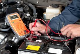 Testing voltage on the car battery with a multimeter. Troubleshooting the car