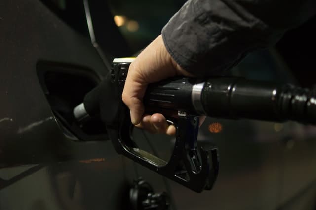 how to remove fuel from hands